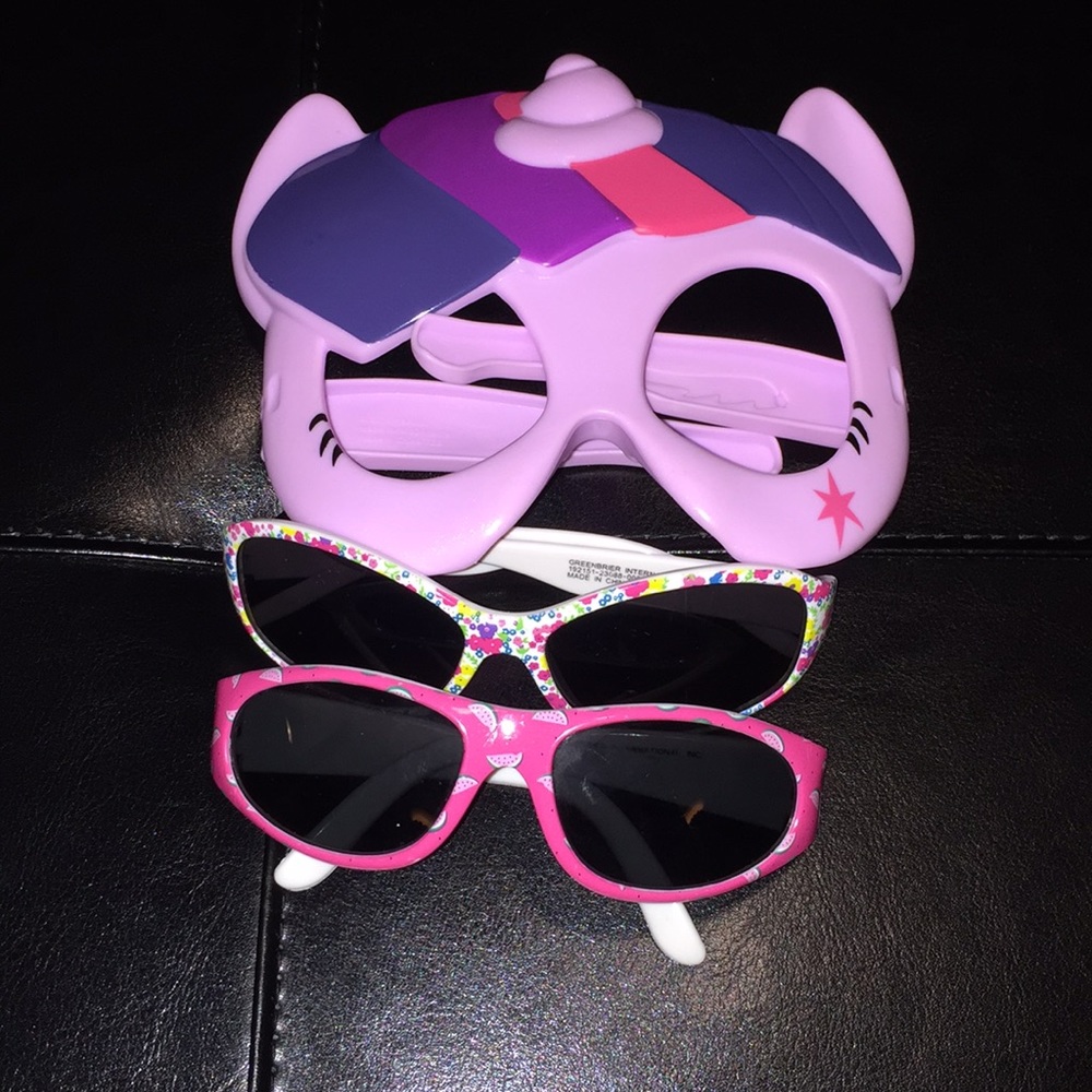 Little girl’s sunglasses and pony mask